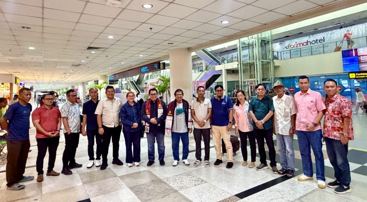 Pengurus Sumut Sambut Kedatangan Ketum SMSI Firdaus di Bandara Kualanamu