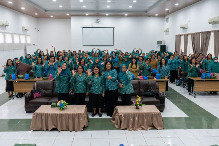Ketua TP PKK Ny Liswati Wesly Silalahi Menghadiri Pertemuan Bulanan TP PKK Sekaligus Mempersiapkan Penilaian Lomba PHBS Ketua TP PKK Ny Liswati Wesly Silalahi Menghadiri Pertemuan Bulanan TP PKK Sekaligus Mempersiapkan Penilaian Lomba PHBS
