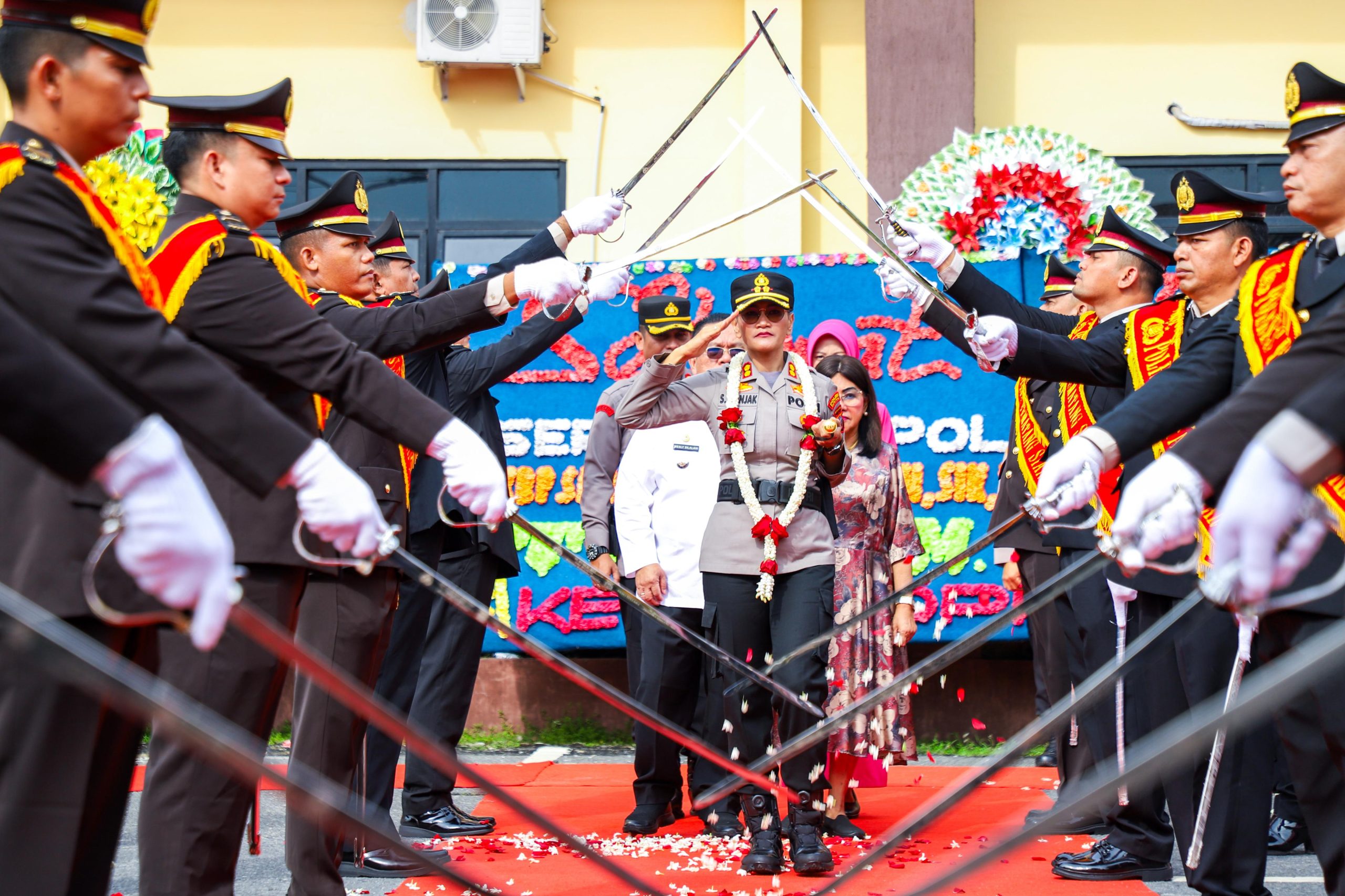 Wali Kota Pematangsiantar dan Ketua TP PKK Menghadiri Farawell Parade dan Tradisi Pedang Pora Pergantian Pucuk Pimpinan Polres Pematangsiantar 