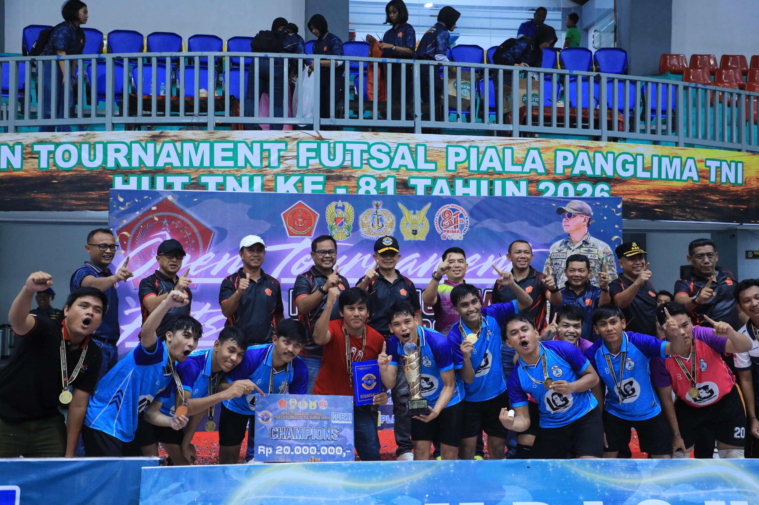 Dansat Brimob Polda Sumut Wakili Kapolda Sumut Hadiri Penutupan Open Tournament Futsal Panglima TNI dalam Rangka HUT ke-81 TNI