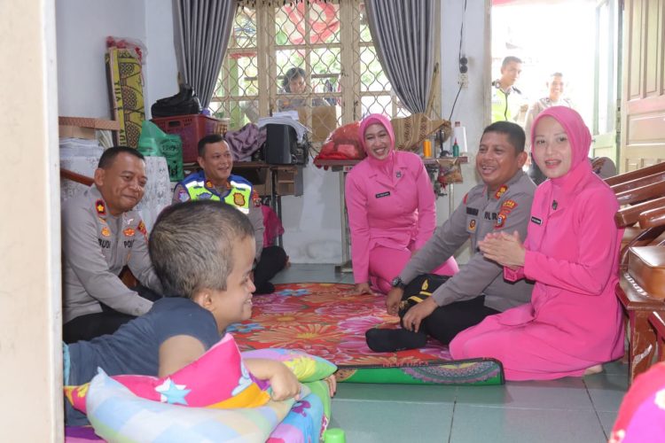 Polres Pematangsiantar Peduli, AKBP Dhana Noer Kurniawan Sambangi Hany, Anak Pengidap Hidrosefalus Polres Pematangsiantar Peduli, AKBP Dhana Noer Kurniawan Sambangi Hany, Anak Pengidap Hidrosefalus