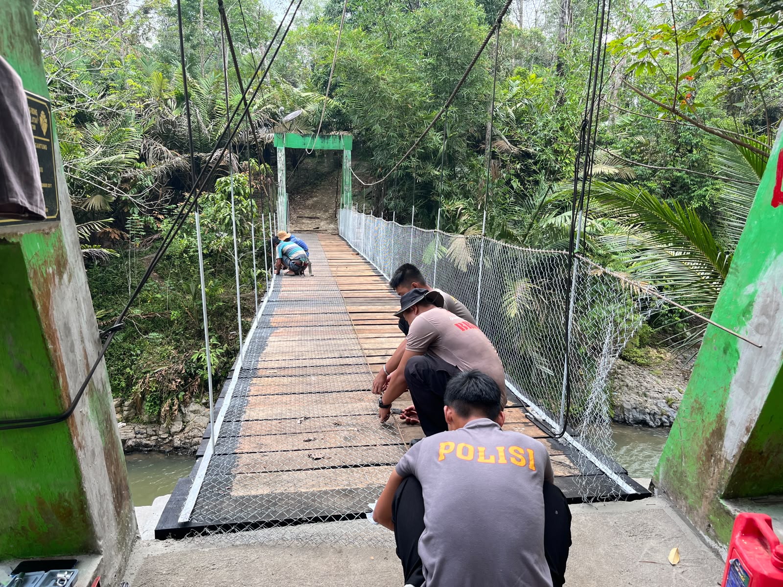 Brimob Sumut Bersama Warga Revitalisasi Jembatan Rambin Sibongbong, Akses Masyarakat Kembali Diperkuat Brimob Sumut Bersama Warga Revitalisasi Jembatan Rambin Sibongbong, Akses Masyarakat Kembali Diperkuat
