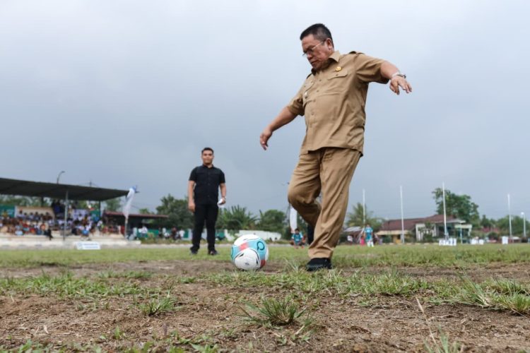 Wali Kota Pematangsiantar Melakukan Kick Off Tanda Dibukanya Kejuaraan Sepak Bola Antar Pelajar SMA/Sederajat Memperebutkan Piala Wali Kota Pematangsiantar Tahun 2026 Wali Kota Pematangsiantar Melakukan Kick Off Tanda Dibukanya Kejuaraan Sepak Bola Antar Pelajar SMA/Sederajat Memperebutkan Piala Wali Kota Pematangsiantar Tahun 2026