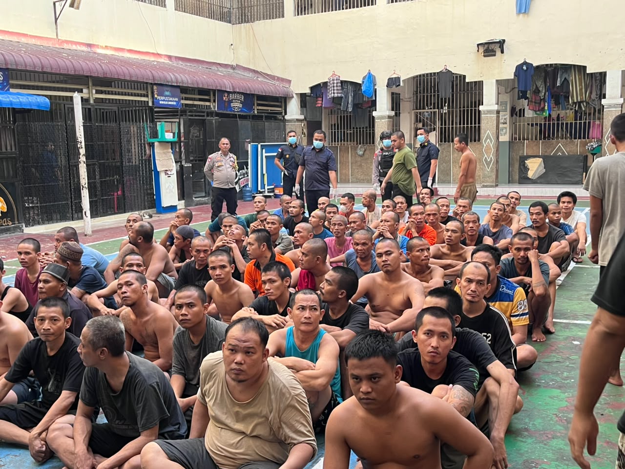 Dukung Penertiban Rutan Labuhan Deli, Detasemen Gegana Brimob Polda Sumut Bersama Lintas Instansi Razia Blok Hunian