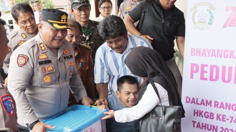 Kapolres Taput AKBP Ferry Mulyana Sunarya Kunjungi Kecamatan Pahae Jae, Berikan Bansos Kepada Penyandang Disabilitas
