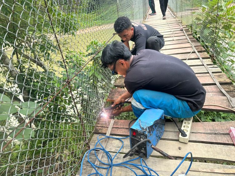 Hari Kedua, Brimob Sumut Lanjutkan Renovasi Jembatan Pendidikan di Besitang