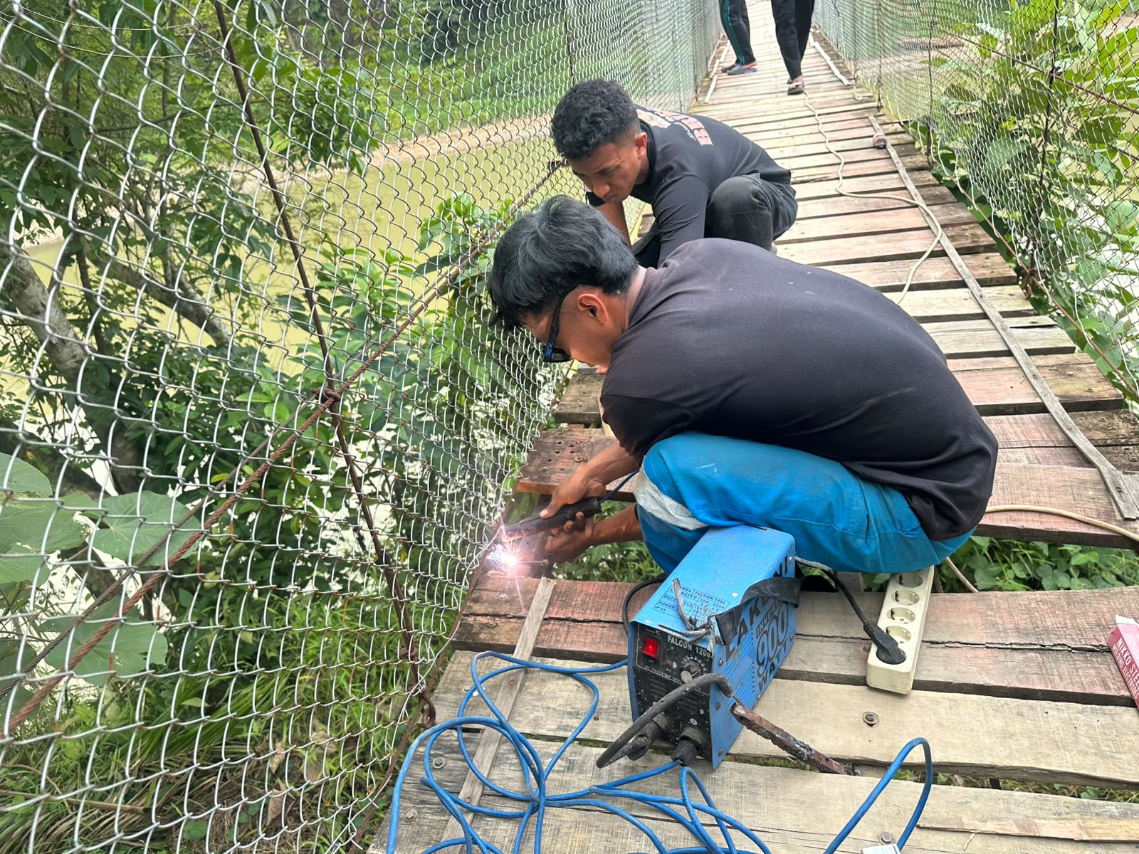 Hari Kedua, Brimob Sumut Lanjutkan Renovasi Jembatan Pendidikan di Besitang