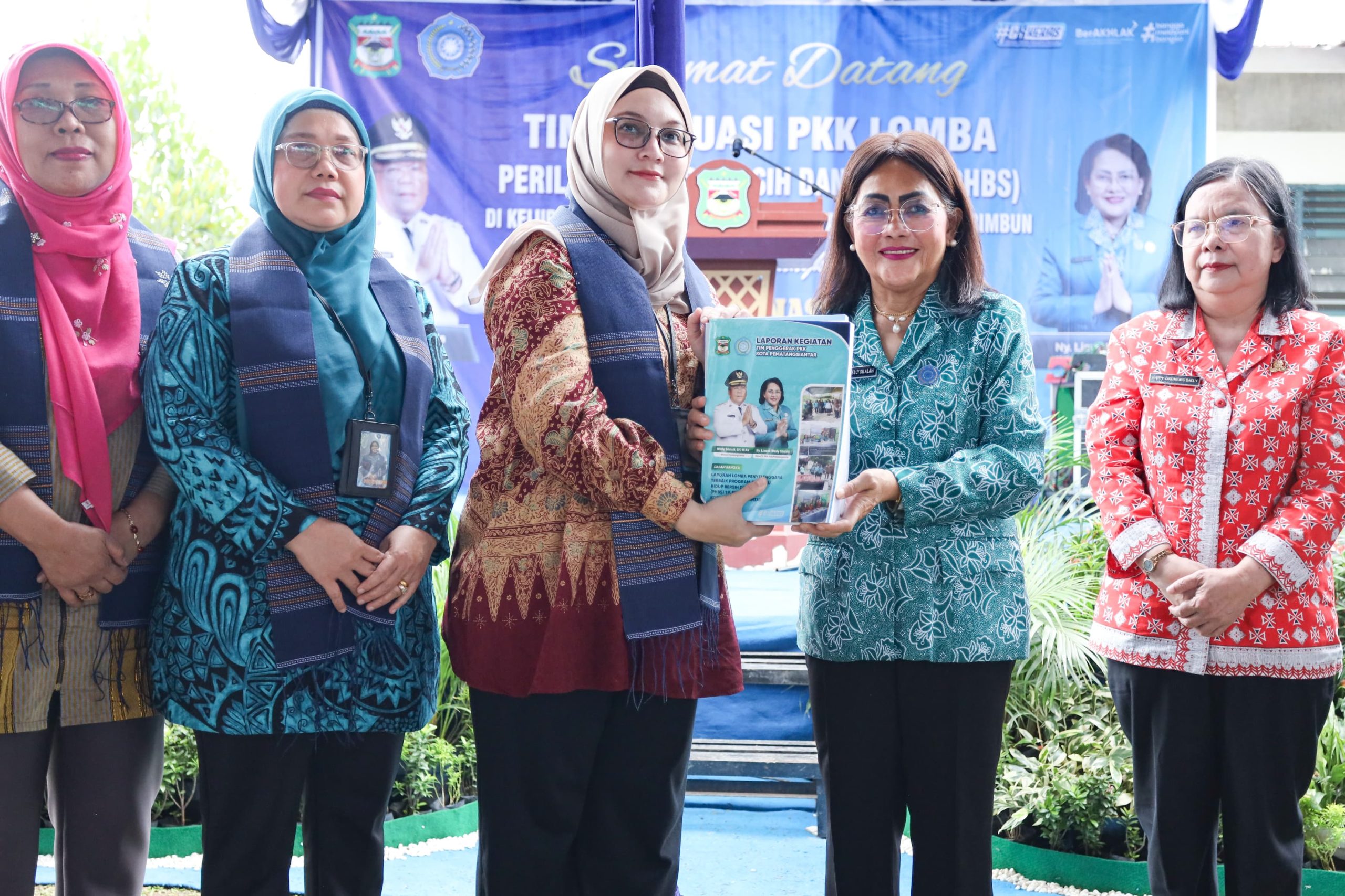 Ketua TP PKK Kota Pematangsiantar Menyambut Kunjungan Tim Evaluasi Lomba Perilaku Hidup Bersih dan Sehat di Kelurahan Pematang Marihat 