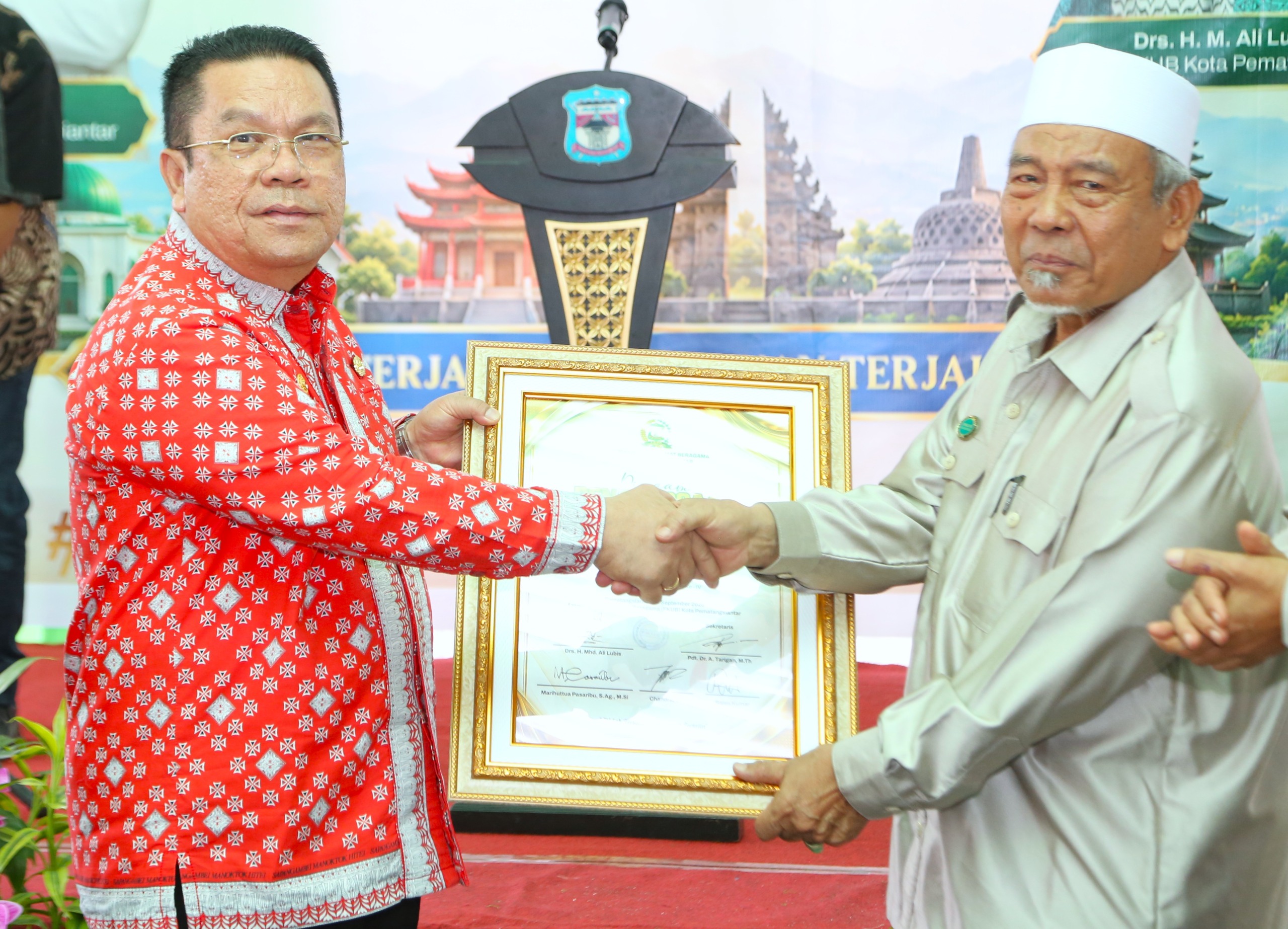 Wali Kota Wesly Silalahi Menerima Penghargaan Sebagai Tokoh Toleransi  dari Forum Kerukunan Umat Beragama