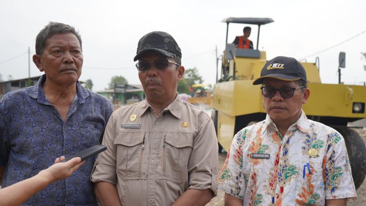 Wakil Bupati Toba Tinjau Rekonstruksi Jalan Soposurung–Hinalang dan Sibodiala–Gurgur Wakil Bupati Toba Tinjau Rekonstruksi Jalan Soposurung–Hinalang dan Sibodiala–Gurgur