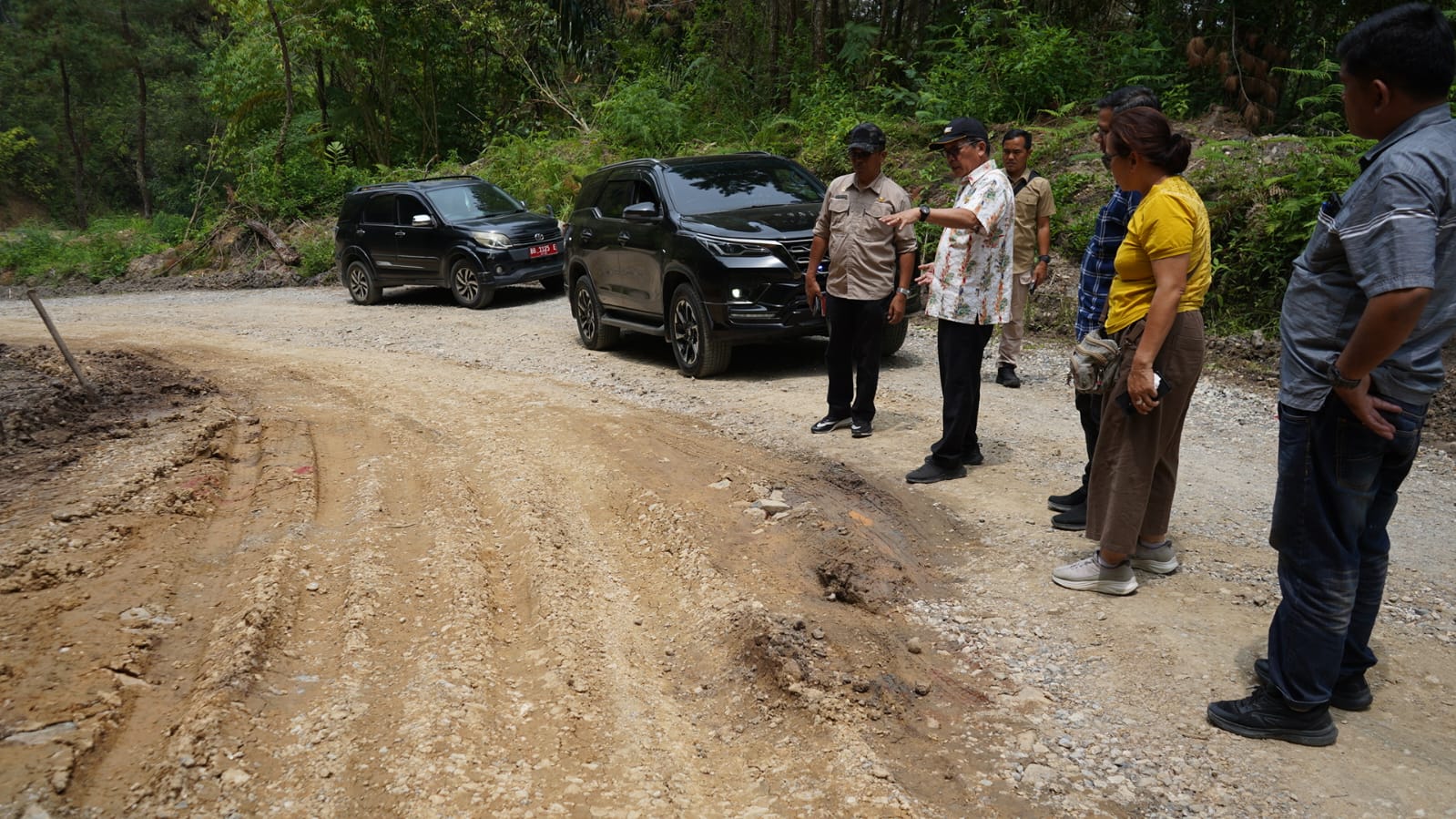 Wakil Bupati Toba Tinjau Rekonstruksi Jalan Soposurung–Hinalang dan Sibodiala–Gurgur Wakil Bupati Toba Tinjau Rekonstruksi Jalan Soposurung–Hinalang dan Sibodiala–Gurgur