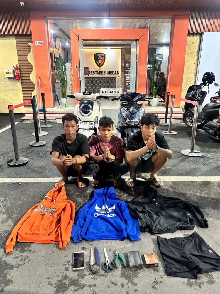 Tiga Pria Diduga Spesialis Begal di Medan Tembung Ditangkap Resmob Satreskrim Polrestabes Medan, Sudah Beraksi di Tiga TKP Tiga Pria Diduga Spesialis Begal di Medan Tembung Ditangkap Resmob Satreskrim Polrestabes Medan, Sudah Beraksi di Tiga TKP