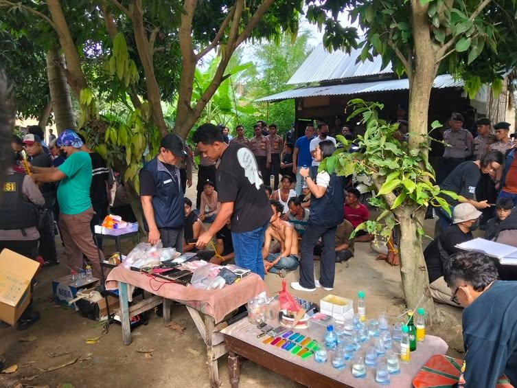 Brimob Sumut Bersama Ditresnarkoba Polda Sumut Gerebek Sarang Narkoba Di Bagan Percut, 36 Orang Diamankan Brimob Sumut Bersama Ditresnarkoba Polda Sumut Gerebek Sarang Narkoba Di Bagan Percut, 36 Orang Diamankan