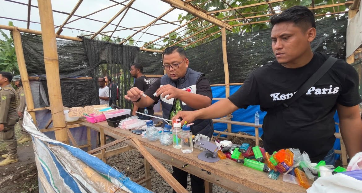 Tim Gabungan Gerebek Sarang Narkoba Desa Serbajadi, 6 Barak Narkoba Dibumihanguskan Tim Gabungan Gerebek Sarang Narkoba Desa Serbajadi, 6 Barak Narkoba Dibumihanguskan