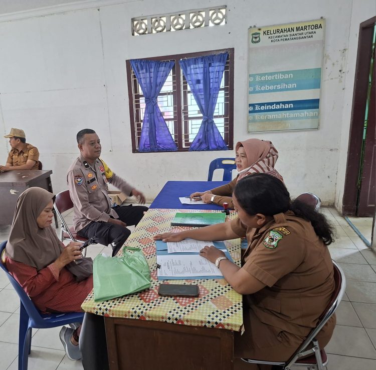 Bhabinkamtibmas Polsek Siantar Utara Sambang Kamtibmas di Kantor Kelurahan Martoba Bhabinkamtibmas Polsek Siantar Utara Sambang Kamtibmas di Kantor Kelurahan Martoba