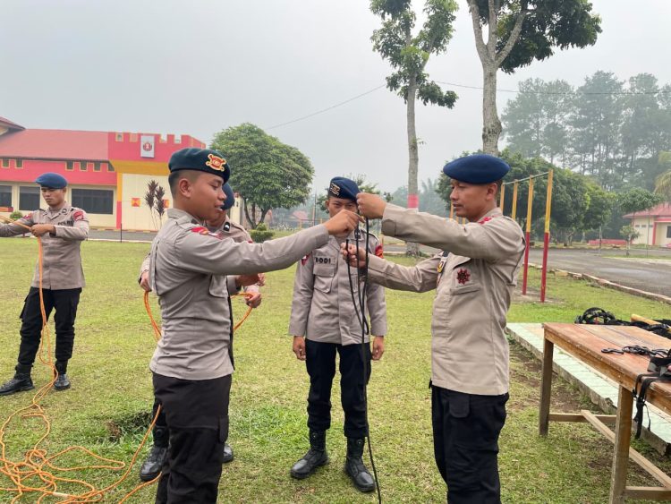 Tingkatkan Kesiapsiagaan, Personel Siaga Batalyon C Pelopor Sat Brimob Polda Sumut Asah Kemampuan Melalui Latihan SAR