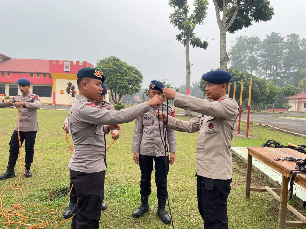 Tingkatkan Kesiapsiagaan, Personel Siaga Batalyon C Pelopor Sat Brimob Polda Sumut Asah Kemampuan Melalui Latihan SAR