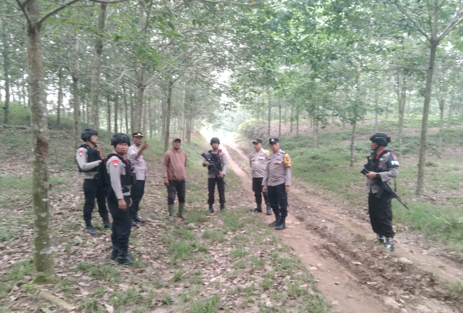 Personel Brimob Batalyon B Pelopor dan  Polres Tebing Tinggi Patroli Pengamanan di Areal PT Bridgestone, Cegah Konflik Susulan