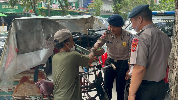 Brimob Sumut Gelar Minggu Kasih, Salurkan Paket Sembako Dan Pererat Silaturahmi Dengan Masyarakat Brimob Sumut Gelar Minggu Kasih, Salurkan Paket Sembako Dan Pererat Silaturahmi Dengan Masyarakat