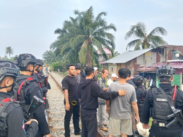 Brimob Sumut Bersama Ditresnarkoba Gelar Gerebek Sarang Narkoba Di Deli Serdang, 6 Orang Diamankan Brimob Sumut Bersama Ditresnarkoba Gelar Gerebek Sarang Narkoba Di Deli Serdang, 6 Orang Diamankan
