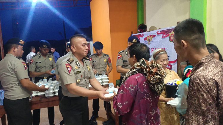 Minggu Kasih, Brimob Sumut Hadir Berbagi Makanan Gratis dan Pererat Kepedulian dengan Masyarakat di Angkola Timur Minggu Kasih, Brimob Sumut Hadir Berbagi Makanan Gratis dan Pererat Kepedulian dengan Masyarakat di Angkola Timur