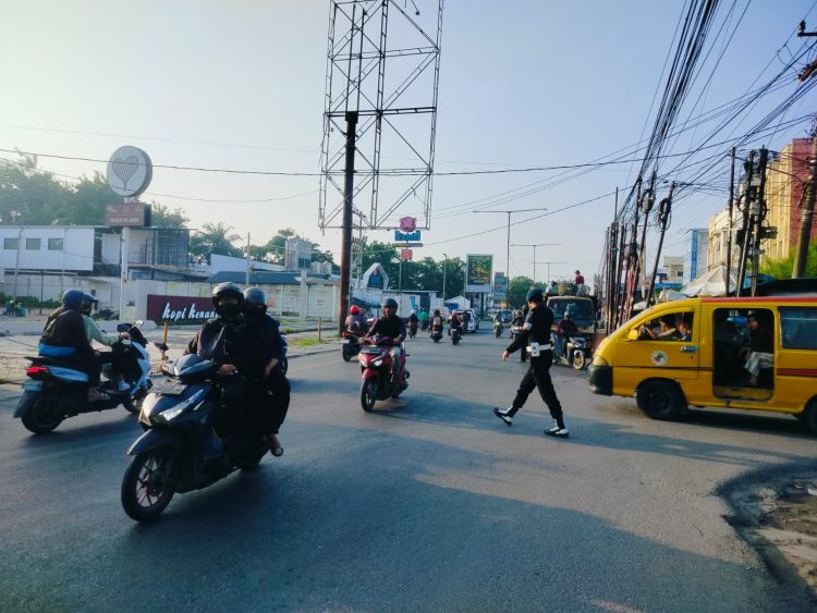 Bantu Kelancaran Aktivitas Warga di Pagi Hari, Personel Brimob Polda Sumut Bersiaga di Persimpangan Padat Lalu Lintas Kota Medan Bantu Kelancaran Aktivitas Warga di Pagi Hari, Personel Brimob Polda Sumut Bersiaga di Persimpangan Padat Lalu Lintas Kota Medan