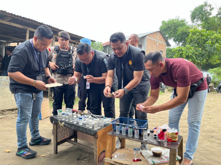 Sarang Narkoba Gang Pantai Medan Sunggal Kembali Digerebek, Sejumlah Orang Melompat ke Sungai Sarang Narkoba Gang Pantai Medan Sunggal Kembali Digerebek, Sejumlah Orang Melompat ke Sungai