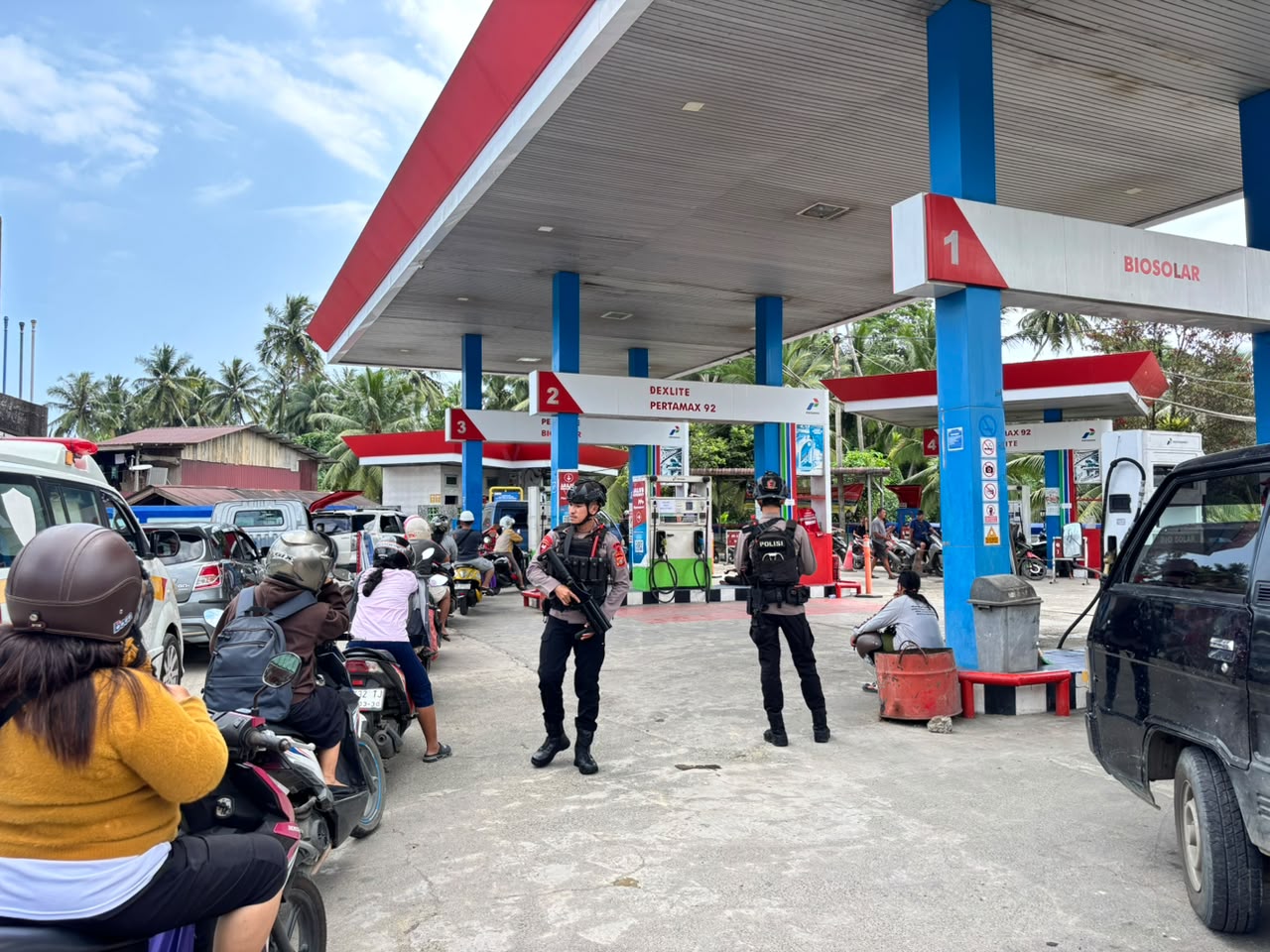 Kompi 4 Batalyon C Brimob Sumut, Sambangi Pengendara dan Petugas SPBU di Gunungsitoli Selatan Konsep Otomatis