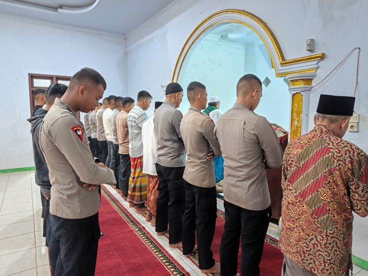 Brimob Sumut Hadir di Waktu Subuh, Ciptakan Rasa Aman dan Pererat Kedekatan dengan Masyarakat di Tapanuli Selatan Brimob Sumut Hadir di Waktu Subuh, Ciptakan Rasa Aman dan Pererat Kedekatan dengan Masyarakat di Tapanuli Selatan