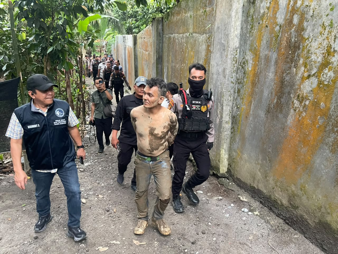 Dukung Pemberantasan Narkoba, Personel Batalyon A Satbrimob Polda Sumut Bersama Ditresnarkoba Gerebek Sarang Narkoba Di Deli Serdang