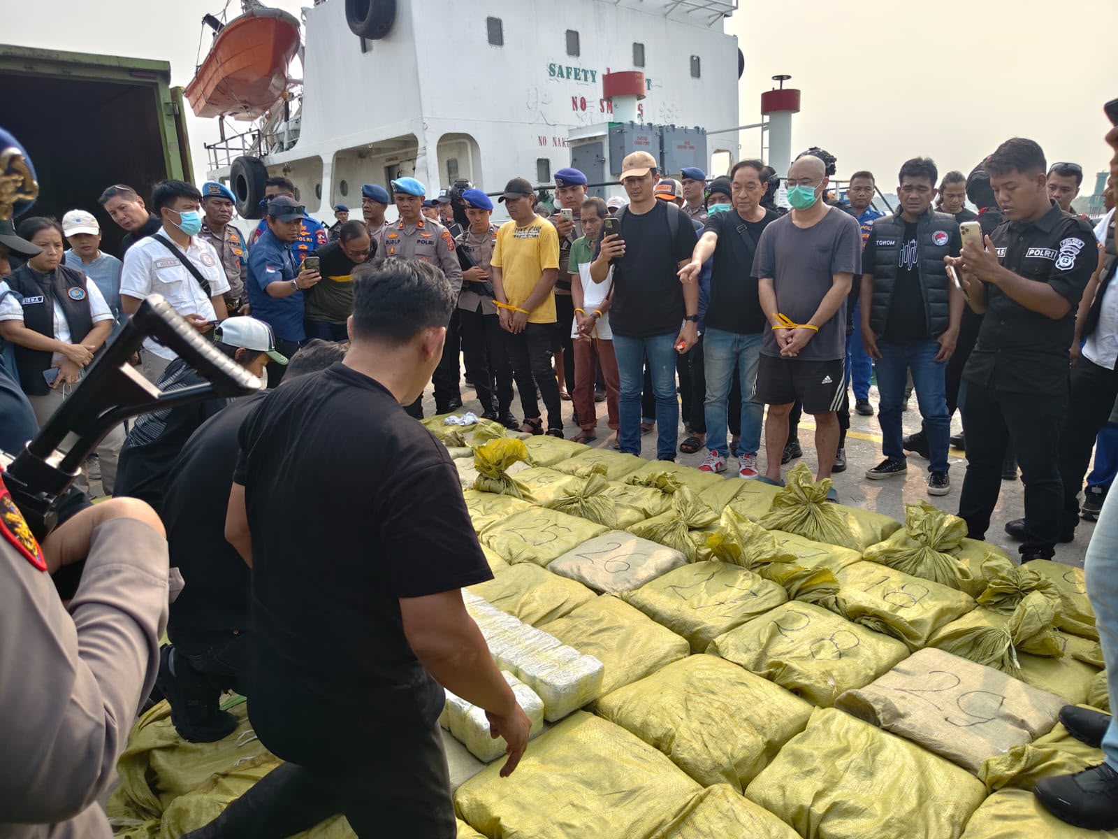 Detasemen Gegana Brimob Sumut Backup Bareskrim Polri Dan BNN, Amankan 8 Tersangka, 48 Karung Barbut Dan Kapal Global 168 Di Belawan Detasemen Gegana Brimob Sumut Backup Bareskrim Polri Dan BNN, Amankan 8 Tersangka, 48 Karung Barbut Dan Kapal Global 168 Di Belawan
