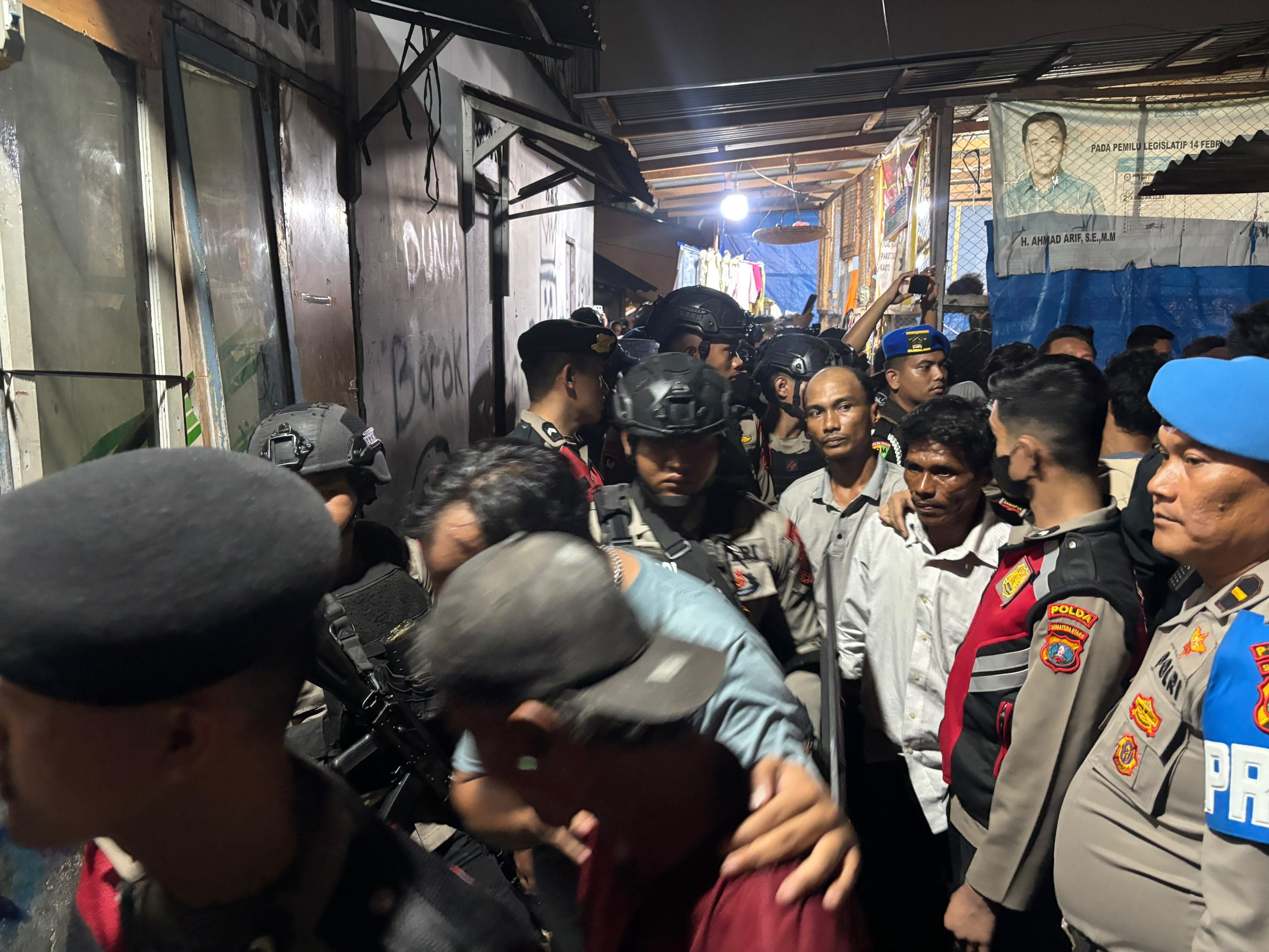 Brimob Sumut Backup Ditresnarkoba Polda Sumut, Grebek Sarang Narkoba Di Medan Area Dan 29 Orang Diamankan Brimob Sumut Backup Ditresnarkoba Polda Sumut, Grebek Sarang Narkoba Di Medan Area Dan 29 Orang Diamankan