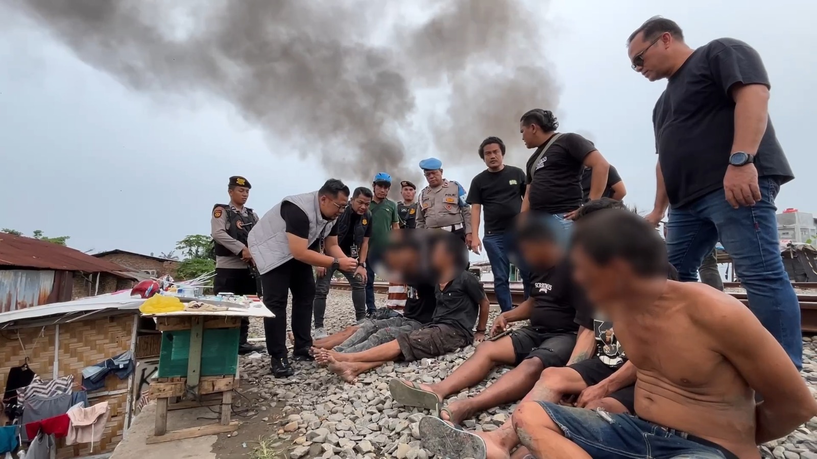 Satresnarkoba Polrestabes Medan Gerebek Sarang Narkoba Rel Tembung,6 Pelaku Diringkus, 3 Diantaranya Residivis Satresnarkoba Polrestabes Medan Gerebek Sarang Narkoba Rel Tembung,6 Pelaku Diringkus, 3 Diantaranya Residivis