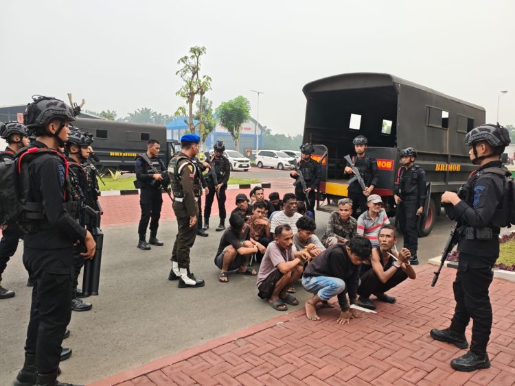 Brimob Sumut Bersama Tim Gabungan Gempur Sarang Narkoba Lingkungan 9 Kelurahan AUR, 15 Orang Terduga Pelaku Positif Narkoba Brimob Sumut Bersama Tim Gabungan Gempur Sarang Narkoba Lingkungan 9 Kelurahan AUR, 15 Orang Terduga Pelaku Positif Narkoba