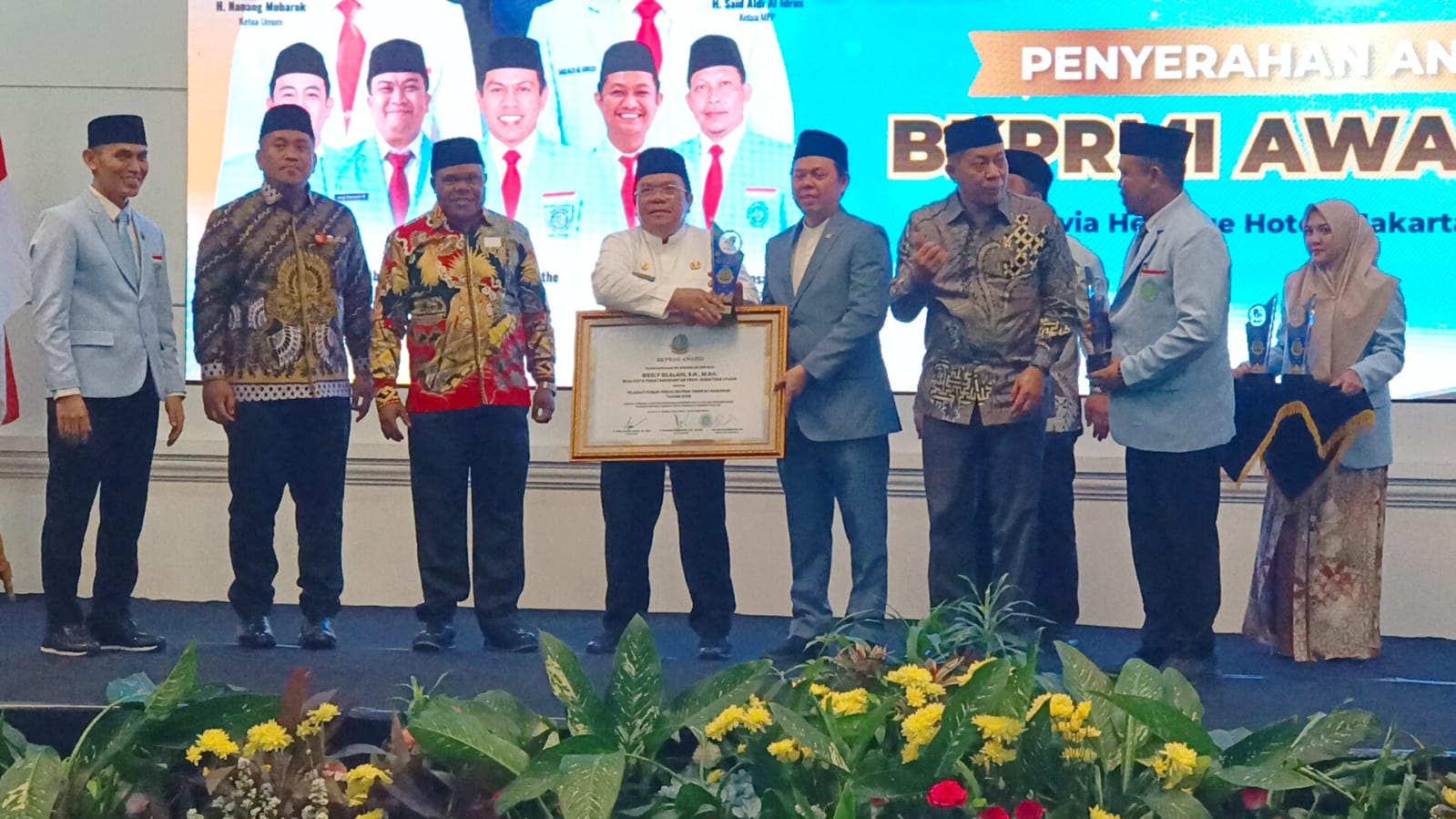 Wali Kota Pematangsiantar Wesly Silalahi Menerima BKPRMI Award Sebagai Tokoh Publik Yang Peduli Dengan Anak Yatim Dan Pemuda Masjid
