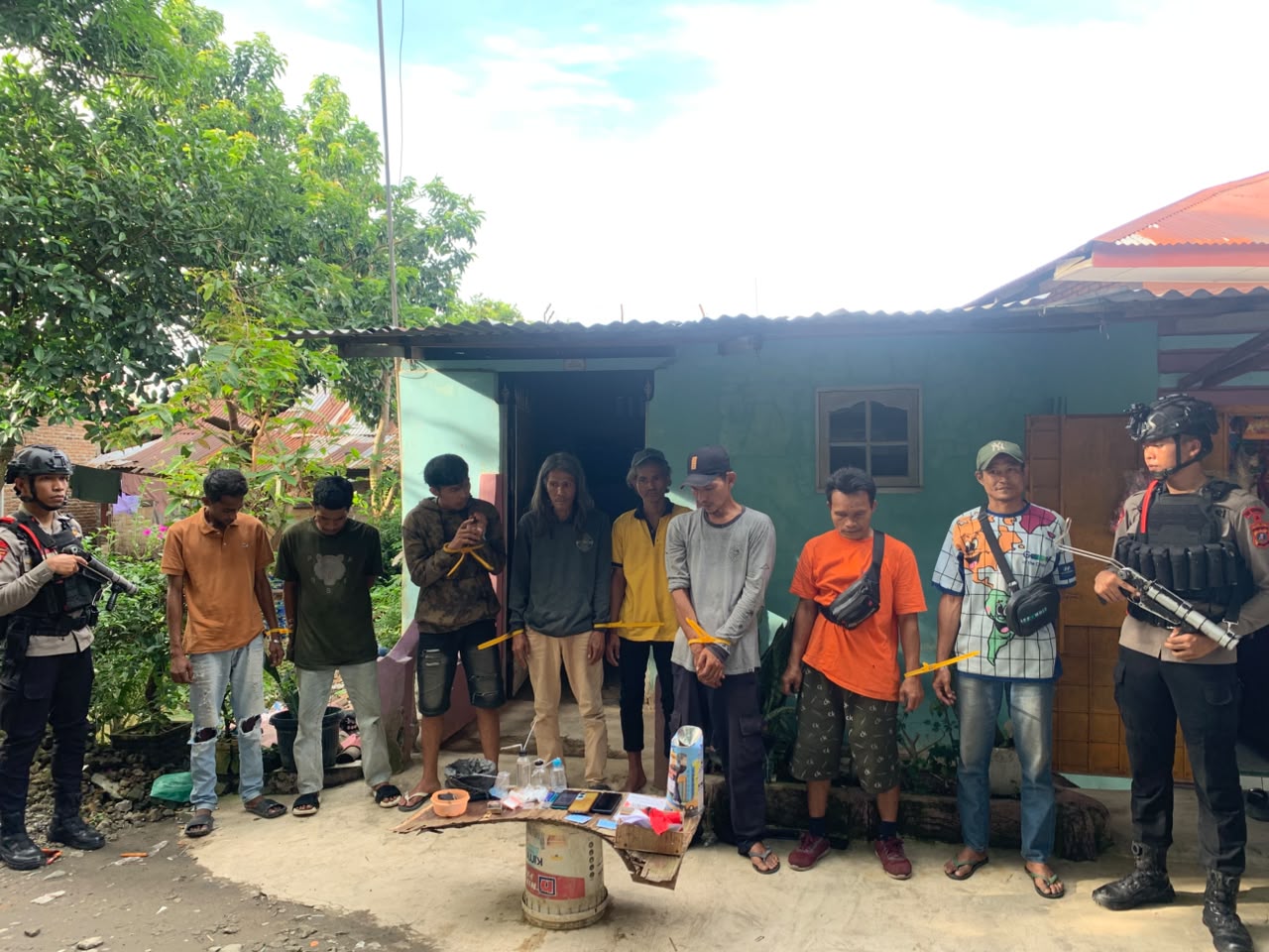 Satbrimob Polda Sumut & Ditresnarkoba Gerebek Sarang Narkoba Di Medan, 8 Orang Diamankan Satbrimob Polda Sumut & Ditresnarkoba Gerebek Sarang Narkoba Di Medan, 8 Orang Diamankan