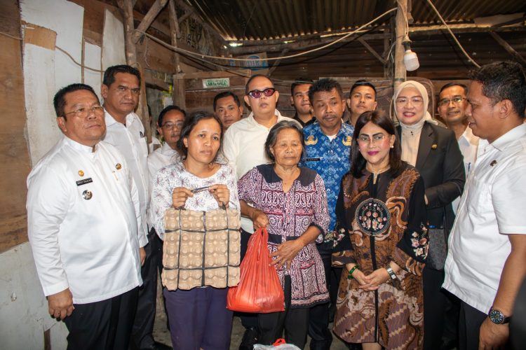 Wali Kota Pematangsiantar Didampingi Ketua TP PKK Kunjungi Rumah Tidak Layak Huni Yang Akan Dibangun Melalui Forum TJSLP Bank Sumut 