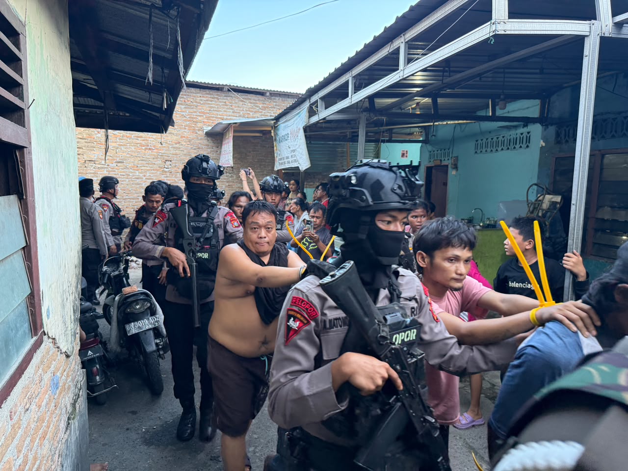 Satbrimob Polda Sumut Bersama Ditresnarkoba Gerebek Medan Area,10 Orang Diamankan Satbrimob Polda Sumut Bersama Ditresnarkoba Gerebek Medan Area,10 Orang Diamankan