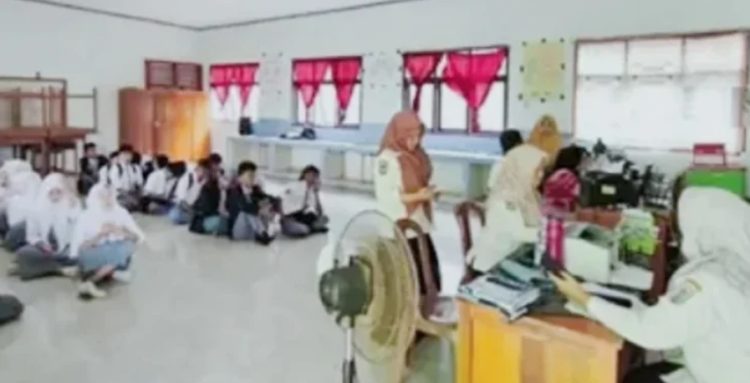 Disdukcapil Way Kanan Jemput Bola Rekam KTP-el di Sekolah Disdukcapil Way Kanan Jemput Bola Rekam KTP-el di Sekolah