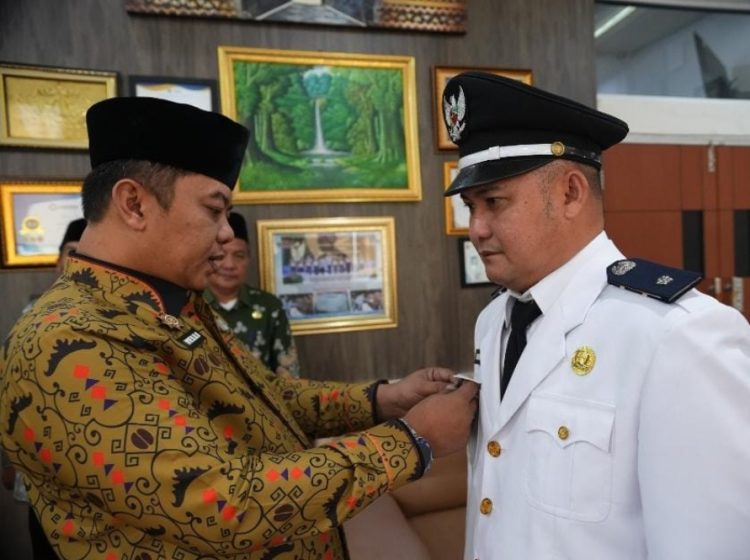 Sekda Way Kanan Lantik Pj Kakam Sumber Rejeki, Tekankan Pelayanan Publik Tetap Optimal Dan Jaga Kondusivitas Sekda Way Kanan Lantik Pj Kakam Sumber Rejeki, Tekankan Pelayanan Publik Tetap Optimal Dan Jaga Kondusivitas