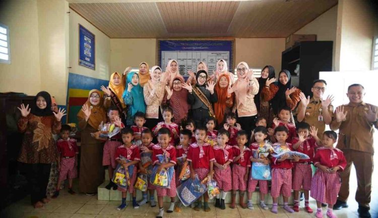 Bupati Way Kanan Kunjungi TK Al-Qudus, Perkuat Komitmen Pemenuhan Hak Anak Melalui Pendidikan Anak Usia Dini Bupati Way Kanan Kunjungi TK Al-Qudus, Perkuat Komitmen Pemenuhan Hak Anak Melalui Pendidikan Anak Usia Dini