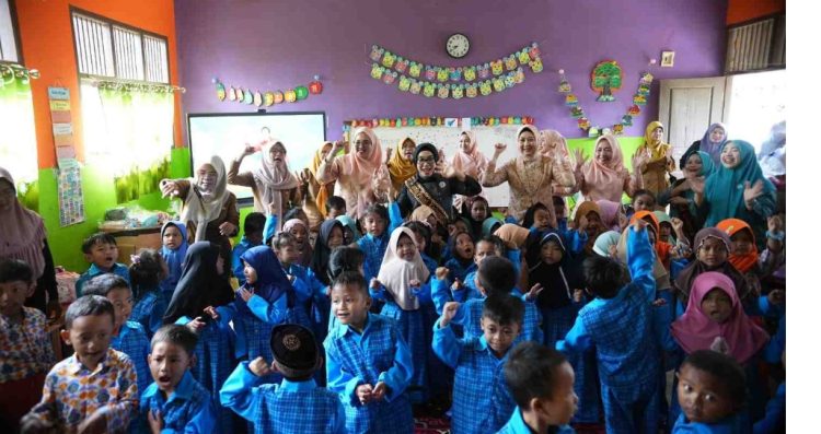 Bunda PAUD Way Kanan Kunjungi TK Mawar, Pekuat Komitmen Mewujudkan PAUD Berkualitas Bunda PAUD Way Kanan Kunjungi TK Mawar, Pekuat Komitmen Mewujudkan PAUD Berkualitas