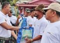 Danrem 022/PT saat menyerahkan hadiah kepada masyarakat