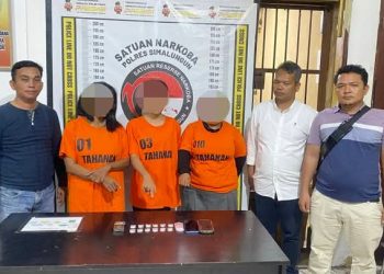 Tiga orang tersangka diapit personil Polsek Tanah Jawa saat diserahkan ke Polres Simalungun