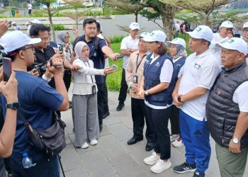 Wakil Menteri Pariwisata Republik Indonesia Ni Luh Puspa didampingi Wakil Bupati Simalungun Benny Gusman Sinaga pasca memberikan keterangan pers