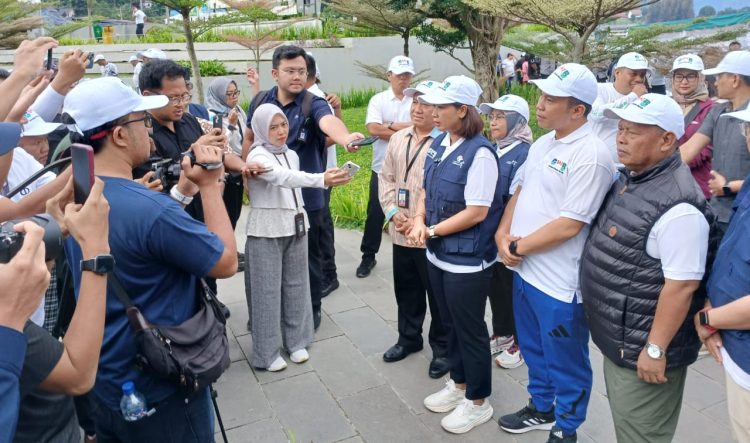 Wakil Menteri Pariwisata Republik Indonesia Ni Luh Puspa didampingi Wakil Bupati Simalungun Benny Gusman Sinaga pasca memberikan keterangan pers