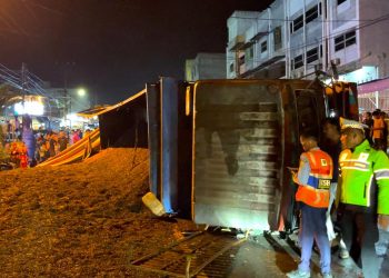 Sebuah truck bermuatan cangkang kelapa sawit terbalik di jalinsum Kota Pinang, Labusel