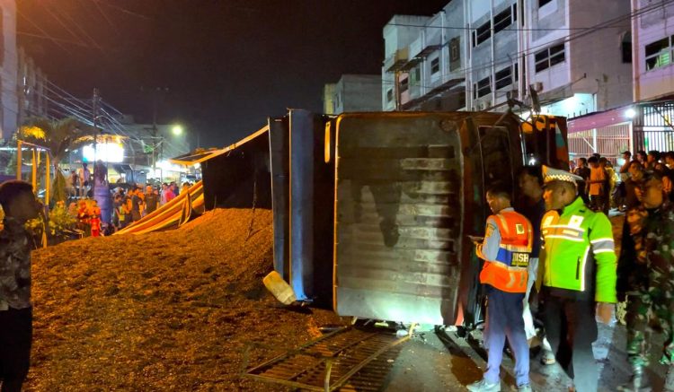 Sebuah truck bermuatan cangkang kelapa sawit terbalik di jalinsum Kota Pinang, Labusel