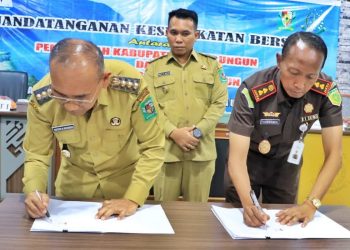 Bupati didampingi Wakil Bupati pasca melakukan penandatanganan nota kesepakatan bersama Kajari.(Dok Pemkab Simalungun)