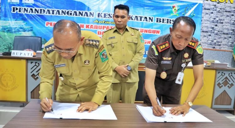 Bupati didampingi Wakil Bupati pasca melakukan penandatanganan nota kesepakatan bersama Kajari.(Dok Pemkab Simalungun)